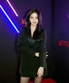 Pemeran Na Bi dalam drama Korea Nevertheles, Han So Hee menjatuhkan pilihannya pada blazer dress yang dipadukan dengan stocking dan high heels serba hitam. (Instagram/netflixkr).