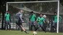 Kiper Timnas Indonesia, Andritany Ardhiyasa, berusaha menangkap bola saat latihan di Lapangan ABC Senayan, Senin (19/2/2018). Latihan ini merupakan persiapan jelang Asian Games 2018. (Bola.com/Vitalis Yogi Trisna)