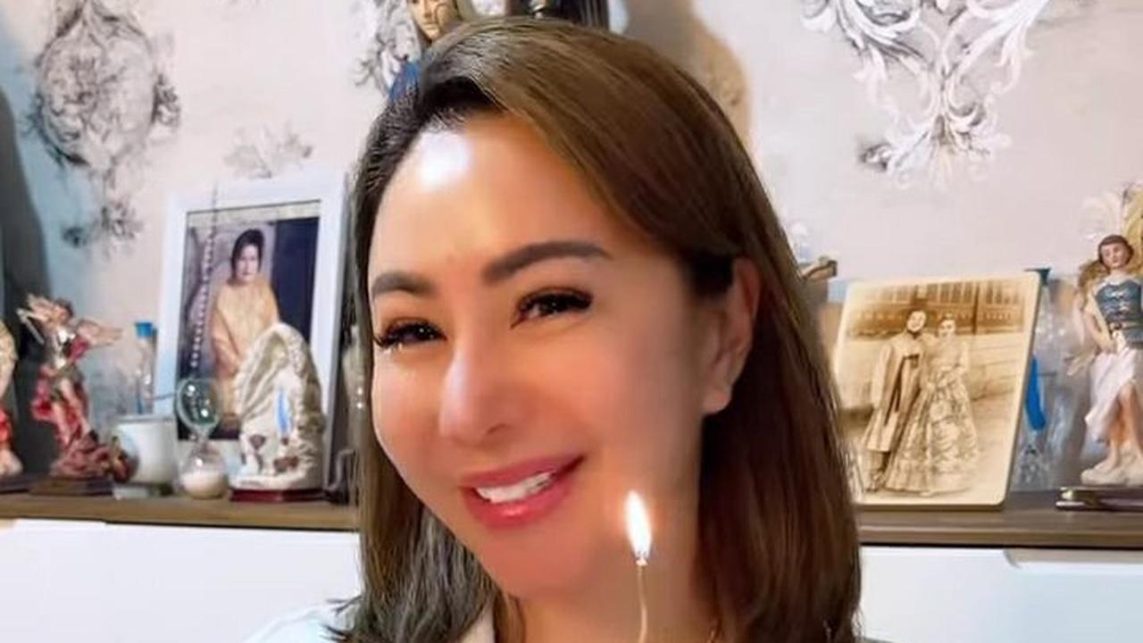 Dapat Kado Spesial dari Sang Suami, 10 Foto Perayaan Ulang Tahun Femmy Permatasari ke-50