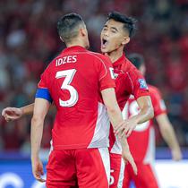 Pemain Timnas Indonesia, Rizky Ridho dan Jay Idzes merayakan kemenangan atas Bahrain pada laga kedelapan putaran ketiga Grup C kualifikasi Piala Dunia 2026 di Stadion Utama Gelora Bung Karno, Jakarta, Selasa (25/3/2025) malam WIB. (Bola.com/Bagaskara Lazuardi)