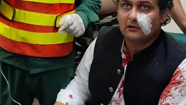Seorang senator Pakistan, Faisal Javed menunggu pertolongan pertama usai penembakan di Wazirabad. (Dok. Pakistan Tehreek-e-Insaf via AP)