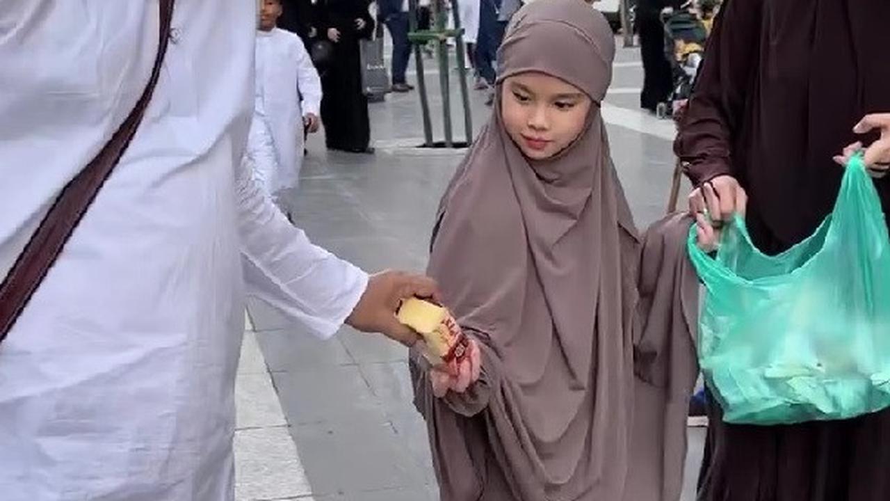 Momen Ririn Ekawati dan Rini Yulianti Bagi-Bagi Takjil Gratis di Masjid Nabawi saat Umrah