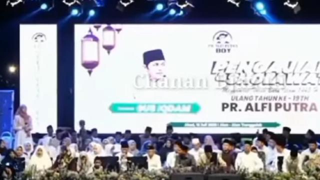 Jemaah larut dalam lantunan merdu Alfina (SS: YouTube  Chanan Djazuli)