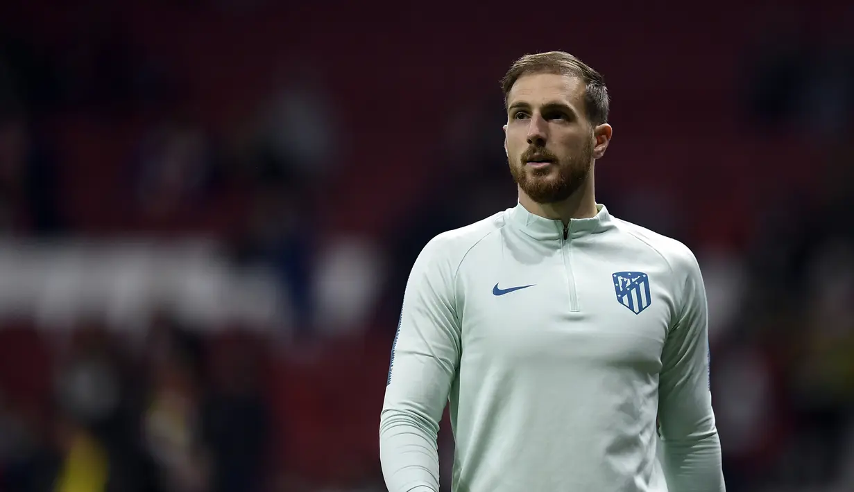 2. Jan Oblak - Kiper yang musim lalu menarik banyak minat klub papan atas. Manchester United dikabarkan sudah meminati Oblak sejak musim lalu. (AFP/Oscar Del Pozo)