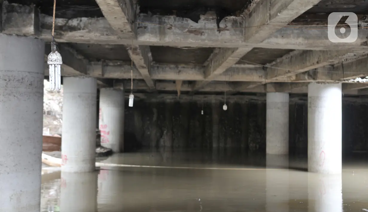 Kondisi underpass Kemayoran yang masih terendam banjir Jakarta Pusat, Minggu (26/1/2020). Ketinggian air yang masih merendam underpass Kemayoran mencapai 1,5 meter. (merdeka.com/Iqbal S Nugroho)
