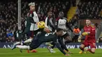 Arsenal baru saja menelan kekalahan ke-4 di Liga Inggris musim 2023/2024 setelah takluk 1-2 dari sesama tim asal London, Fulham di Craven Cottage, London, Minggu (31/12/2023). Kekalahan di pengujung tahun 2023 tersebut nyatanya ada andil dari 3 mantan pemain Arsenal yang kini membela Fulham. Berikut ketiga eks Arsenal tersebut. (AP Photo/Alastair Grant)