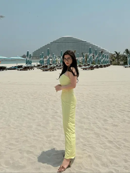 Dress ini membalut tubuh Felicya Angelista dengan amat baik, membuat kagum para fans. [Foto: Instagram/felicyangelista_]