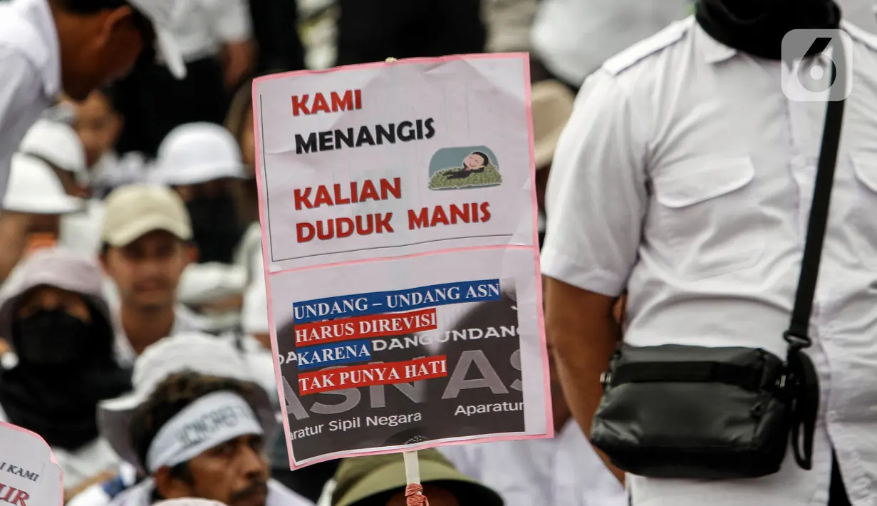 Massa merupakan tenaga honorer seperti tenaga teknis, tenaga kesehatan, dan tenaga pendidikan. (Liputan6.com/Johan Tallo)
