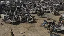Kendaraan-kendaraan tersebut dikumpulkan dan ditempatkan di sebuah area dekat perbatasan Gaza setelah serangan yang menewaskan 1.400 orang dan menyandera sekitar 240 orang. (AP Photo/Ariel Schalit)