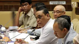 Menteri Pemberdayaan Aparatur Negara dan Reformasi Birokrasi Syafruddin (tengah) saat rapat kerja dengan Komisi II DPR di Jakarta, Selasa (30/10). Rapat membahas rekruitman Calon Pegawai Negeri Sipil (CPNS) dan tenaga honorer. (Liputan6.com/JohanTallo)