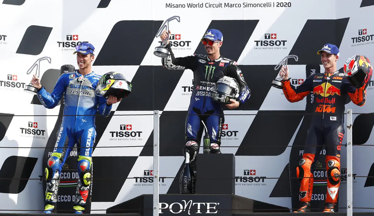 Pembalap MotoGP Maverick Vinales (tengah), Joan Mir (kiri), dan Pol Espargaro (kanan) berpose di podium usai memenangkan pertandingan MotoGP Emilia Romagna 2020 di Sirkuit Misano, Misano Adriatico, Italia, Minggu (20/9/2020). (AP Photo/Antonio Calanni)