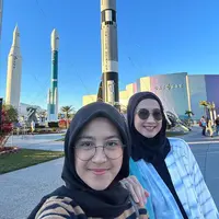 Disela-sela kesibukannya sebagai wakil rakyat, Desy Ratnasari juga kerap menikmati liburan bersama sang buah hati. Potret Desy dan Nasywa saat menikmati liburan awal tahun ini. [Instagram/@desyratnasariterdepan]