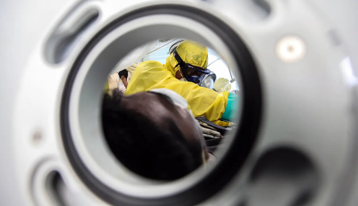 Tim medis mengisolasi pasien terinfeksi virus corona saat simulasi di Pelabuhan Belawan, Medan, Sumatera Utara, Senin (3/2/2020). Simulasi ini dilakukan untuk meningkatkan kesiapan dalam menangani pasien terinfeksi virus corona. (Ivan Damanik/AFP)