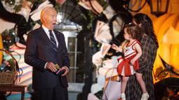 Presiden Joe Biden dan Ibu Negara Jill Biden pada Rabu (30/10/2024) untuk terakhir kalinya menjadi tuan rumah trick-or-treat Halloween bagi sejumlah anak-anak di Gedung Putih. (Tierney CROSS/AFP)