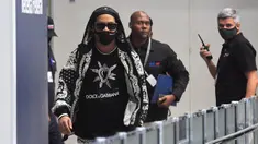 Mantan pemain timnas Brasil, Ronaldinho tiba di bandara El Galeao di Rio de Janeiro, setelah menjalani tahanan rumah di Paraguay, Selasa (25/8/2020). Ronaldinho menghirup udara bebas setelah lima bulan menjadi tahanan rumah karena memasuki Paraguay dengan paspor palsu. (Carl DE SOUZA/AFP)