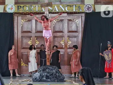Umat Katolik memeragakan drama penyaliban Yesus Kristus dalam Tablo Jalan Salib atau Tablo Jumat Agung di Gereja Santo Matius Penginjil Bintaro, Tangerang Selatan, Banten, Jumat (18/4/2025). (Liputan6.com/Angga Yuniar)