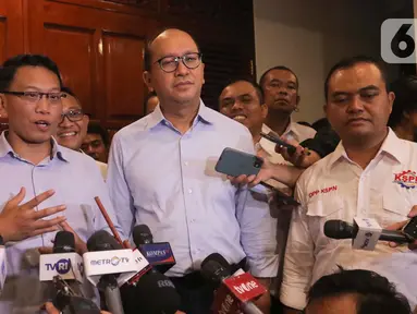 Ketua Tim Kampanye Nasional Koalisi Indonesia Maju, Roslan Roeslani (tengah) bersama dengan Presiden Konfederasi Serikat Pekerja Nusantara (KSPN) Ristadi (kiri) memberi keterangan usai pertemuan dengan Calon Presiden Prabowo Subianto di Jakarta, Rabu (29/11/2023). (Liputan6.com/Angga Yuniar)