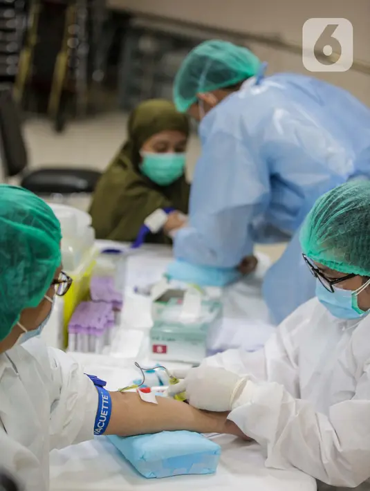 Petugas medis diperiksa dengan metode Tes serologi COVID-19 di RS Siloam, Jakarta, Selasa (11/8/2020). Tes serologi antibodi SARS-CoV-2 berbasis lab adalah tes untuk mendeteksi antibodi baik Imunoglobulin M (IgM) dan Imunoglobulin G (IgG) terhadap SARS-CoV-2 dalam darah. (Liputan6.com/Faizal Fanani)