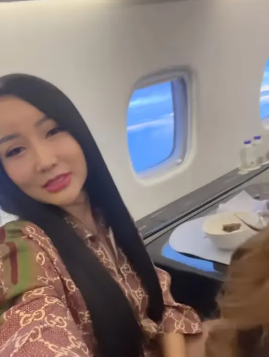 Terlihat antusias, potret Lucinta Luna di dalam pesawat mewah ini banjir pujian dari netizen. Mulai dari menyamakannya dengan Jiisoo Blackpink hingga bak ibu-ibu pejabat (Liputan6.com/IG/@lucintaluna_manjalita).