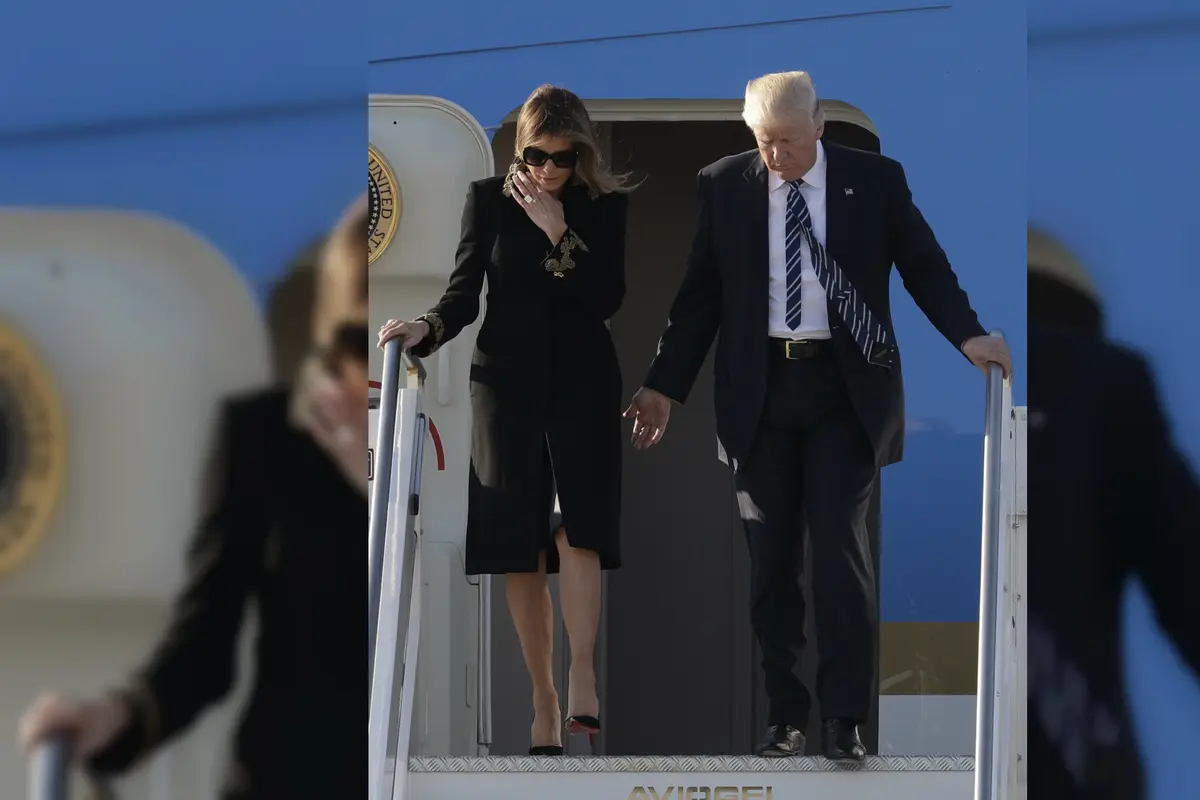 Saat Donald Trump mengulurkan tangannya, Melania justru merapikan rambutnya