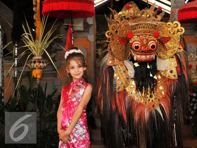 Pemeran Elif, Isabella Damla Guvenilir berfoto bersama Barong usai menonton pertunjukan barong di Bali, Kamis (27/8/2015) Para pemain Elif sangat antusias dalam melihat pertunjukan Barong tersebut. (Liputan6.com/Herman Zakharia)