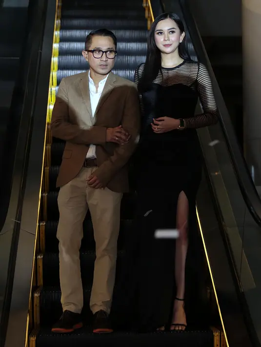 Seperti diketahui, lebaran ini, film yang dibintangi oleh Aura Kasih Surat Kecil Untuk Tuhan tayang di bioskop. Sebagai salah satu pemainnya, berkewajiban melakukan promo. Nonton bareng bersama dengan pemeran lainnya. (Deki Prayoga/Bintang.com)