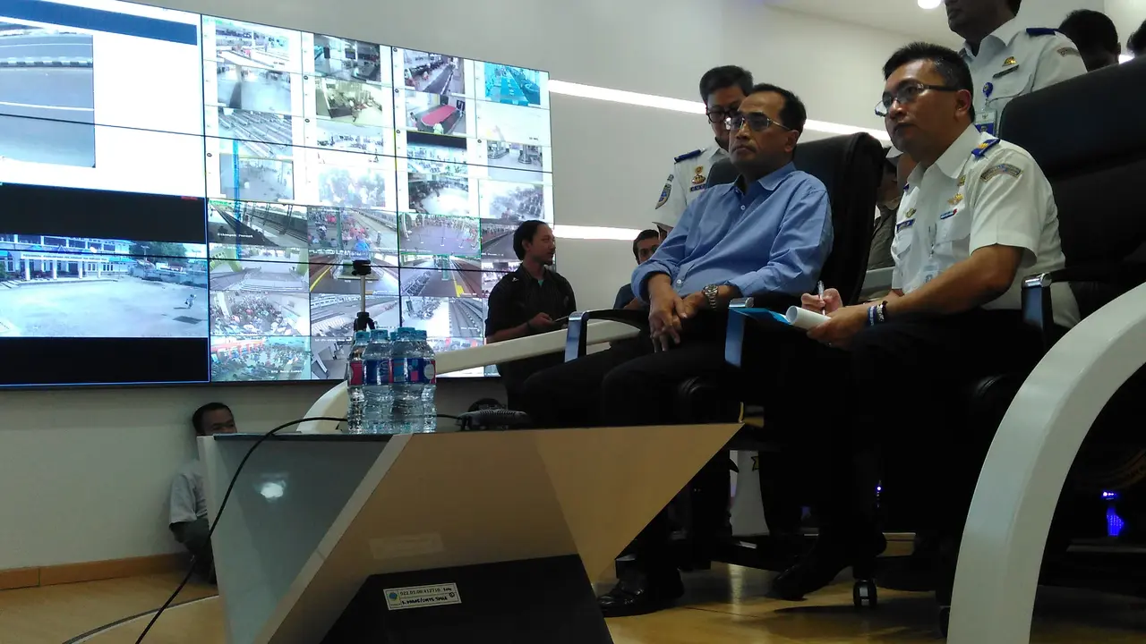 Libur Natal, Menhub Budi Karya memantau arus lalu lintas lewat teleconference. (Foto: Liputan6.com/Fiki Ariyanti)