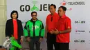 Mas'ud Khamid (kanan) memberikan keterangan usai melakukan kerjasama bidang telokomunikasi, Jakarta,  Senin (15/02). Dalam kerjasama ini kedua belah pihak juga melibatkan Tiphone sebagai mitra online channel produk Telkomsel. (Liputan6.com/Angga Yuniar)