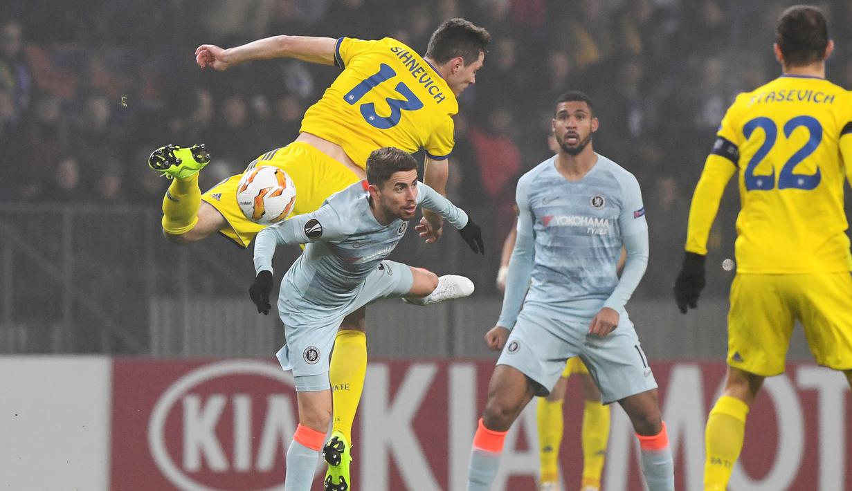 Nikalai Signevic berduel dengan gelandang Chelsea, Jorginho di laga lanjutan Grup L Liga Europa 2018/19 yang berlangsung di Stadion Borisov Arena (9/11). Chelsea menang 1-0 (AFP/Kirill Kudrayavsev)