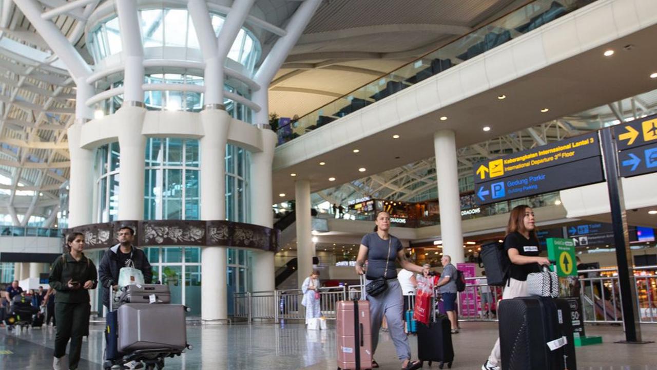 Suasana penumpang di Bandara I Gusti Ngurah Rai Bali