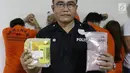 Polisi menunjukkan barang bukti narkotika jenis sabu dan ekstasi yang disita di Apartemen Green Lake Sunter, Jakarta Utara, Rabu (20/12). Polisi berhasil menemukan 7 kg sabu dan peralatan home industri ekstasi kapsul. (Liputan6.com/Immanuel Antonius)