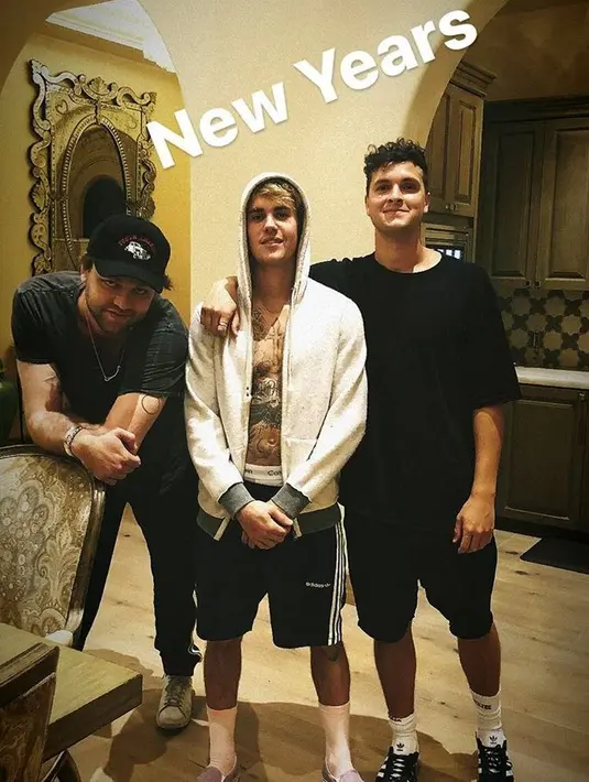 Seorang sumber lain pun mengatakan bahwa mereka menyambut tahun baru di pantai bersama dengan teman-temannya. (snapchat/JustinBieber)