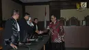 Terdakwa kasus korupsi pengadaan KTP Elektronik (e-KTP), Irman bersalaman dengan tim kuasa hukum usai menjalani sidang vonis di Pengadilan Tipikor Jakarta, Kamis (20/7). (Liputan6.com/Helmi Afandi)