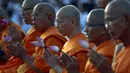 Sejumlah Biksu Buddha berdoa bersama saat merayakan Hari Raya Waisak di Wat Dhammakaya di provinsi Pathum Thani, Bangkok, Thailand, (1/6/2015). Waisak merupakan hari suci bagi umat beragama Buddha. (REUTERS/ Chaiwat Subprasom)