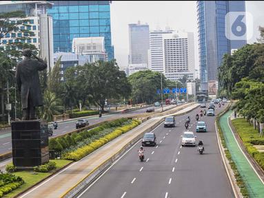 Suasana Jalan Jenderal Sudirman yang lengang dari kemacetan, Jakarta, Selasa (12/3/2024). (Liputan6.com/Angga Yuniar)