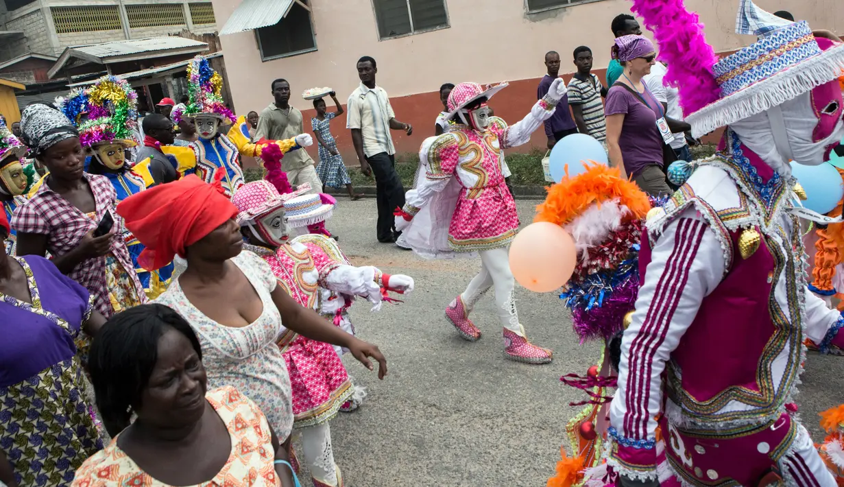 Peserta berjalan beriringan saat acara Winneba Fancy Dress di Ghana, Senin (2/1). The Fancy Dress festival ini telah diadakan sejak abad ke-19 oleh pedagang Inggris dan Belanda. (AFP PHOTO / Ruth McDowall)