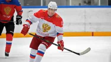 Presiden Rusia, Vladimir Putin menjalani sesi latihan hoki es disaat perayaan natal umat kristen ortodoks di arena Galaktika, Sochi, Rabu (6/1/2016). (Aleksey NIKOLSKYI/Sputnik/AFP)