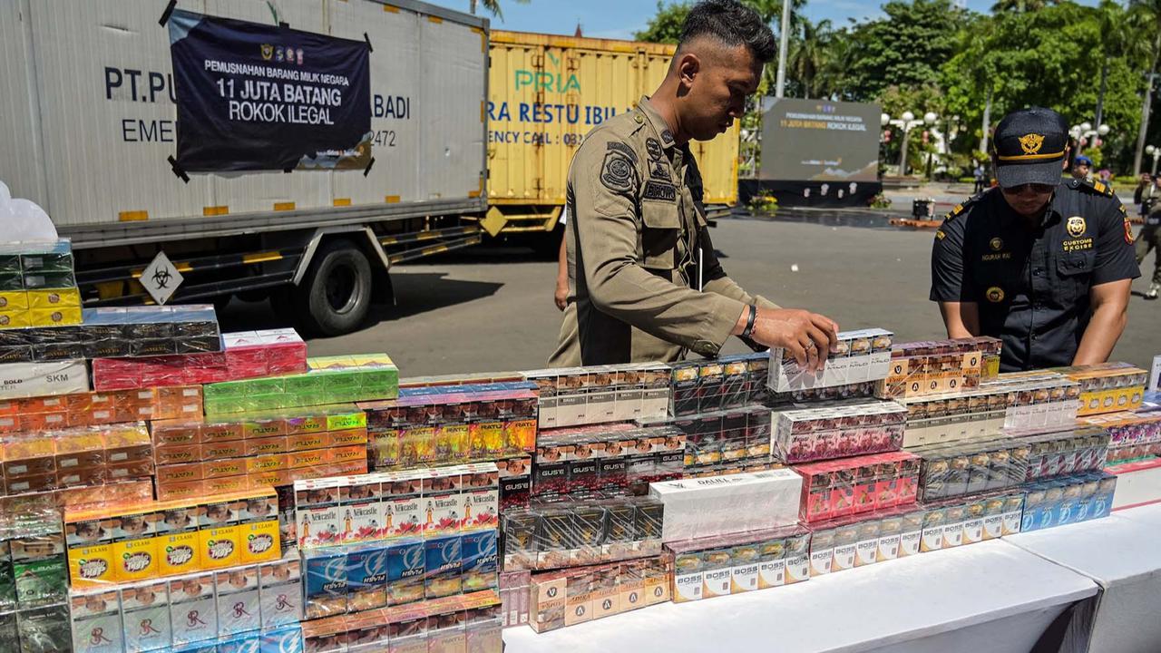 FOTO:  11 Juta Batang Rokok Ilegal Senilai Rp 16,6 Miliar Dimusnahkan