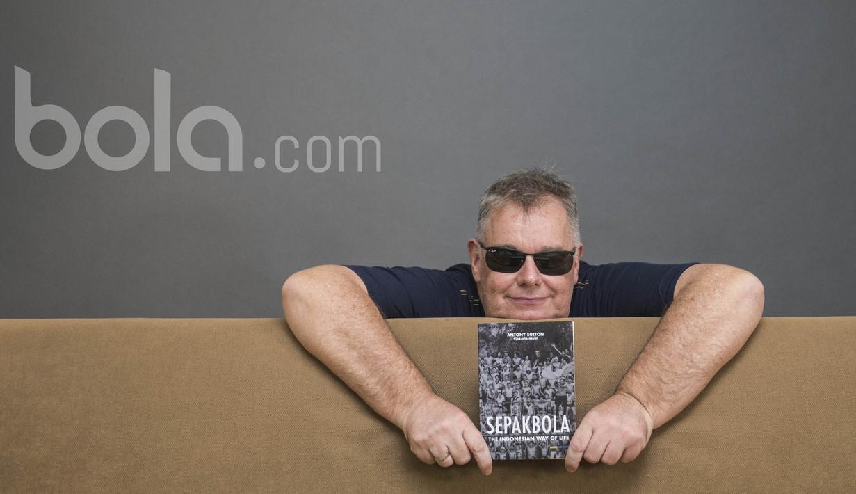 Antony Sutton adalah pria berkebangsaan Inggris yang baru saja merilis buku tentang sepak bola tanah air bertajuk "Sepak Bola: The Indonesian Way of Life". (Bola.com/Vitalis Yogi Trisna)  