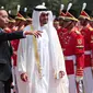 Presiden Joko Widodo (Jokowi)  bersama Putra Mahkota Abu Dhabi, Sheikh Mohamed Bin Zayed Al Nahyan memeriksa pasukan saat kunjungan kenegaraan di Istana Bogor, Kamis (24/7/2019). Keduanya menggelar pertemuan bilateral guna membahas sejumlah kerja sama. (Willy Kurniawan/Pool Photo via AP)