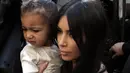 Menurut Kim Kardashian, North West memiliki selera fesyen yang tinggi. Bahkan Kim Kardashian kualahan ketika mendengar permintaan anaknya yakni menyewa satu butik hanya di khususkan untuk si kecil North West. (AFP/Bintang.com)