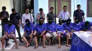 Tersangka kasus tindak pidana Narkotika menyaksikan pemusnahan barang bukti di lapangan BNN, Jakarta, Kamis ,(7/5/2015). Sebanyak 15.981,37 gram shabu, 4.336,40 gram ganja, 59,44 gram canna chocolate, 285,62 gram happy cookies. (Liputan6.com/Helmi Afandi)
