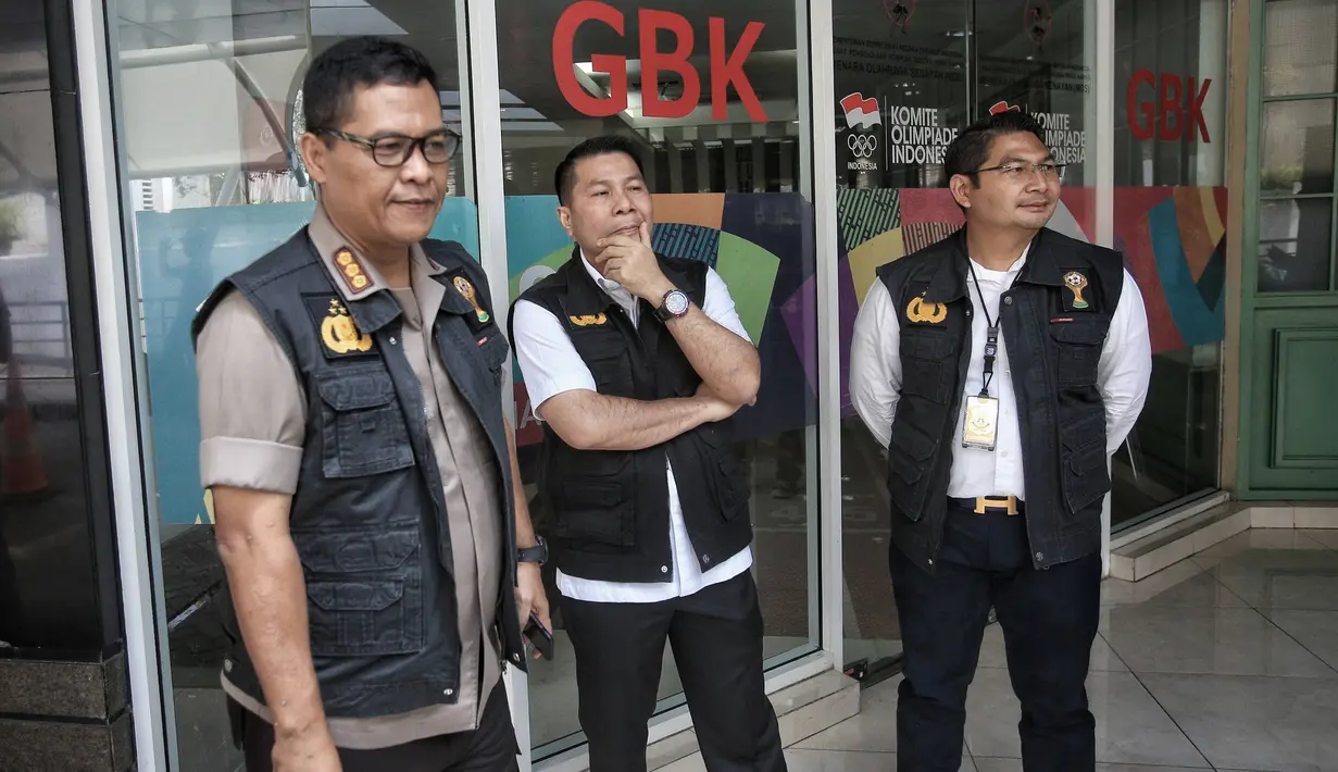 Ketua Tim Media Satgas Anti Mafia Bola Polri, Argo Yuwuno, memberikan keterangan usai menggeledah kantor PSSI di FX Tower, Jakarta, Rabu (30/1). Dokumen tersebut berkaitan dengan anggaran tahun 2017 dan 2018 dari PSSI. (Liputan6.com/Faizal Fanani)