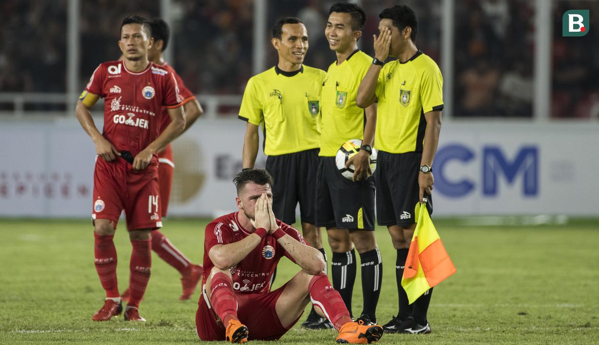 Striker Persija Jakarta, Marko Simic, duduk merayakan kemenangan atas Arema FC pada laga Liga 1 di SUGBK, Jakarta, Sabtu (31/3/2018). Persija menang 3-1 atas Arema FC. (Bola.com/Vitalis Yogi Trisna)