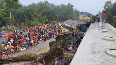 Orang-orang berkumpul di dekat gerbong kereta yang rusak parah setelah dua kereta yang melaju bertabrakan di distrik Brahmanbaria, 82 kilometer (51 mil) timur ibukota, Dhaka, Bangladesh, Selasa (12/11/2019). Sekitar 16 orang tewas dan 60 lainnya terluka akibat kecelakaan tersebut. (AP Photo)