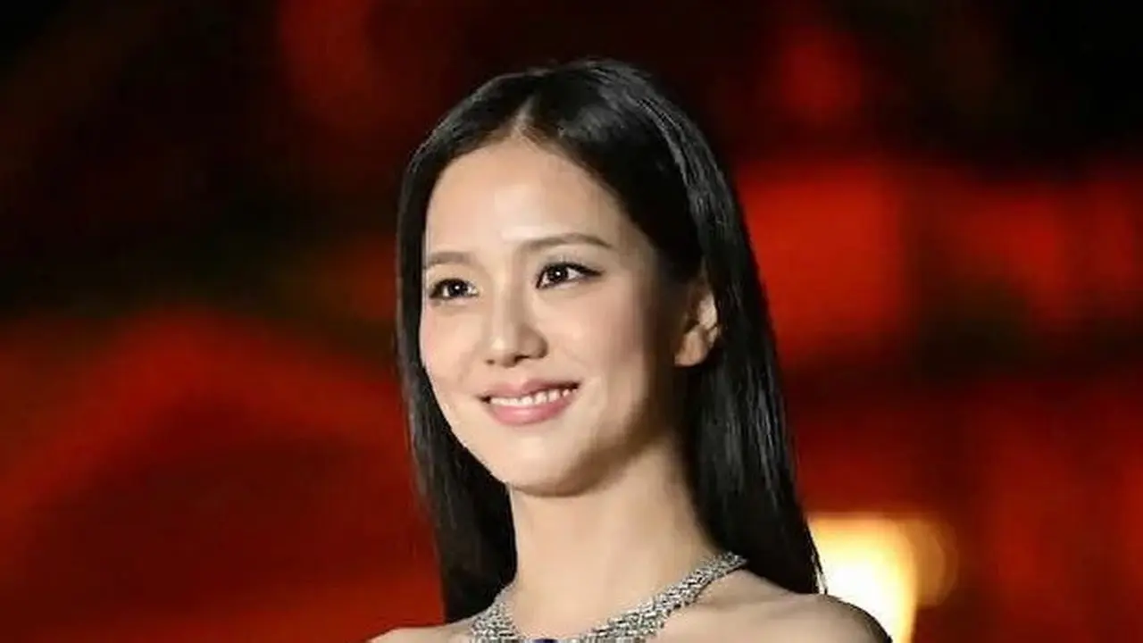 Pesona Princess Jisoo BLACKPINK di Kyoto, Tampil Anggun dalam Gaun Putih dan Kalung Cartier 41,01 Karat