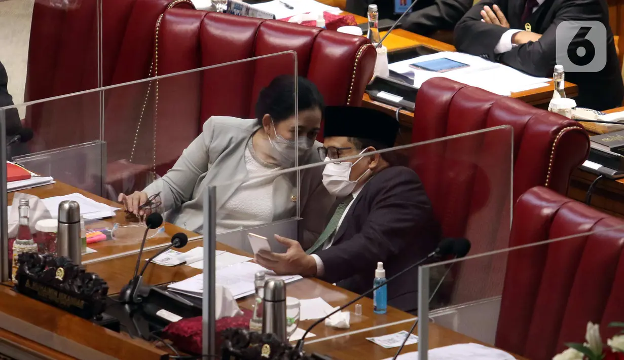 Ketua DPR RI Puan Maharani (kiri) berbincang dengan Wakil Ketua DPR RI Muhaimin Iskandar saat memimpin rapat paripurna ke-15 masa sidang IV tahun 2020-2021 di Kompleks Parlemen, Senayan, Jakarta, Selasa (23/3/2021). (Liputan6.com/Angga Yuniar)