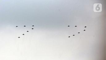 HUT ke-77 RI, Pesawat Tempur F-16 Bemanuver di Atas Istana Merdeka