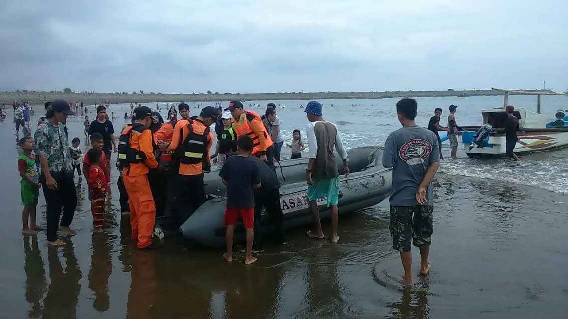 Tim Basarnas terus mencari tiga korban hilang di Pelabuhan Ratu. (Liputan6.com/Achmad Sudarno)