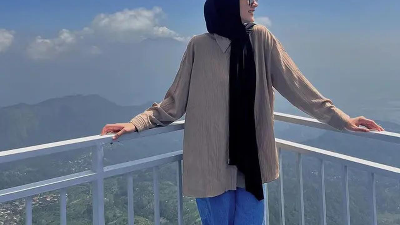 7 Gaya Hijab Pashmina ala Paula Verhoeven, Tonjolkan Aura Model